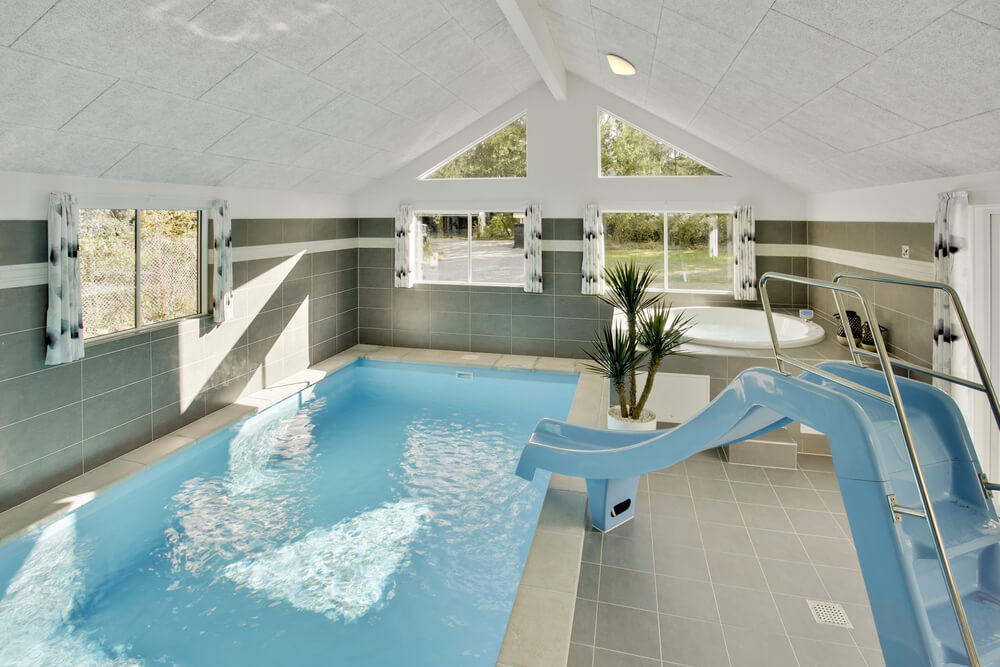Das Ferienhaus 406 hat einen schicken Poolbereich mit Wasserrutsche, einem geräumigen, eingelassenen Whirlpool und einer Sauna.