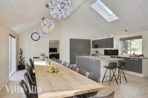 Der große, lichtdurchflutete Aufenthaltsraum im Luxusferienhaus Nr. 406 für 24.