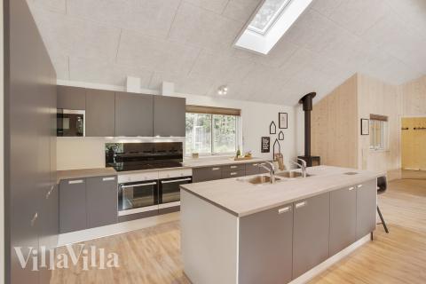 Die Küche in dem Luxusferienhaus Nr. 406 ist so gut ausgestattet, dass man problemlos Mahlzeiten für 24 Personen zubereiten kann.