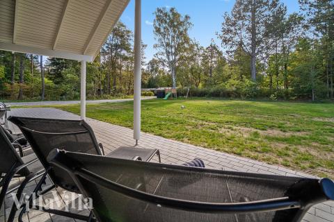 Zu dem attraktiven Ferienhaus Nr. 406 in Nordseeland gehört auch ein tolles Angebot im Außenbereich, z. B. Spieleturm und Schaukeln