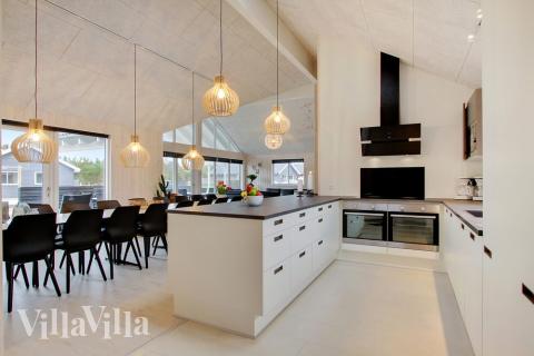 Die Küche in dem Luxusferienhaus Nr. 407 ist so gut ausgestattet, dass man problemlos Mahlzeiten für 22 Personen zubereiten kann.