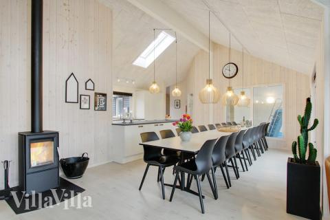 Der große, lichtdurchflutete Aufenthaltsraum im Luxusferienhaus Nr. 407 für 22.