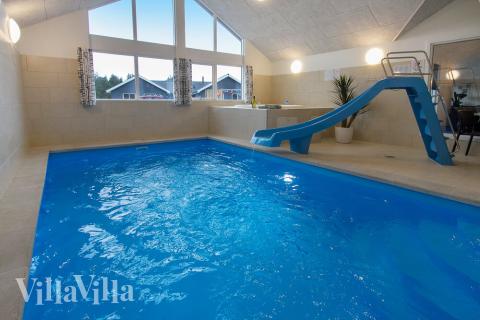 Das Ferienhaus 407 hat einen schicken Poolbereich mit Wasserrutsche, einem geräumigen, eingelassenen Whirlpool und einer Sauna.