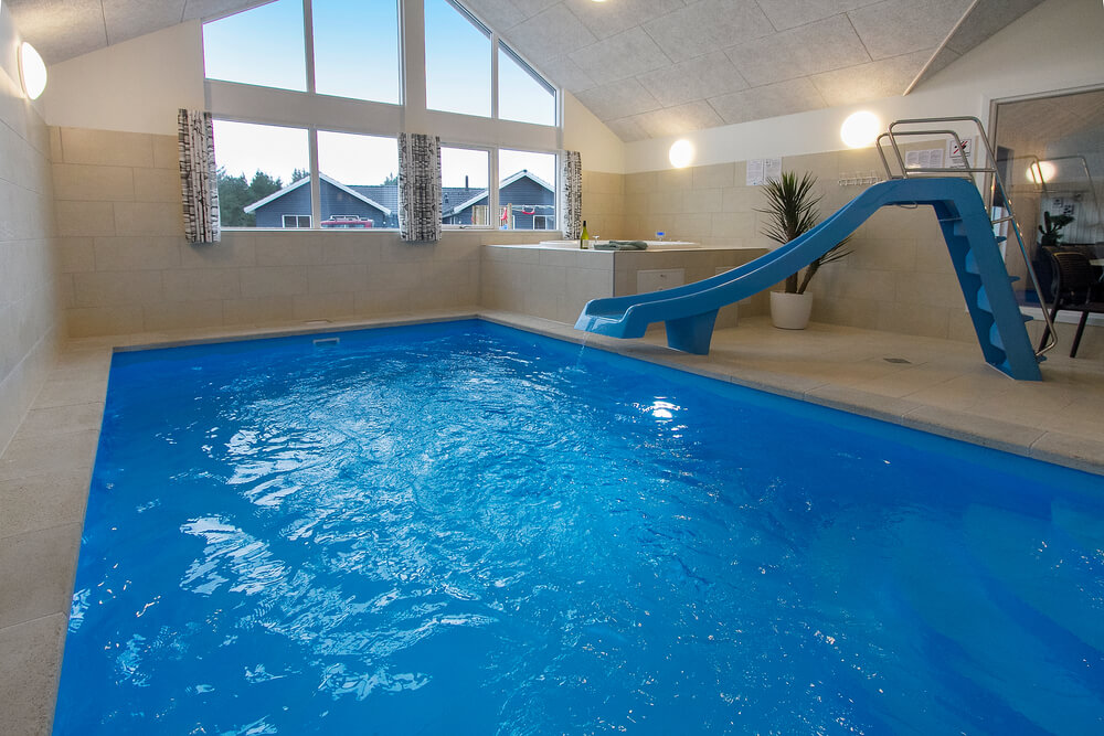 Das Ferienhaus 407 hat einen schicken Poolbereich mit Wasserrutsche, einem geräumigen, eingelassenen Whirlpool und einer Sauna.