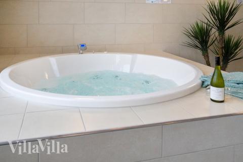 Genießen Sie den warmen Whirlpool im Luxusferienhaus Nr. 407 in Westjütland