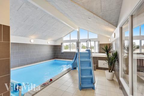 Hüpft im Luxusferienhaus Nr. 408 in Nordjütland in den Pool.