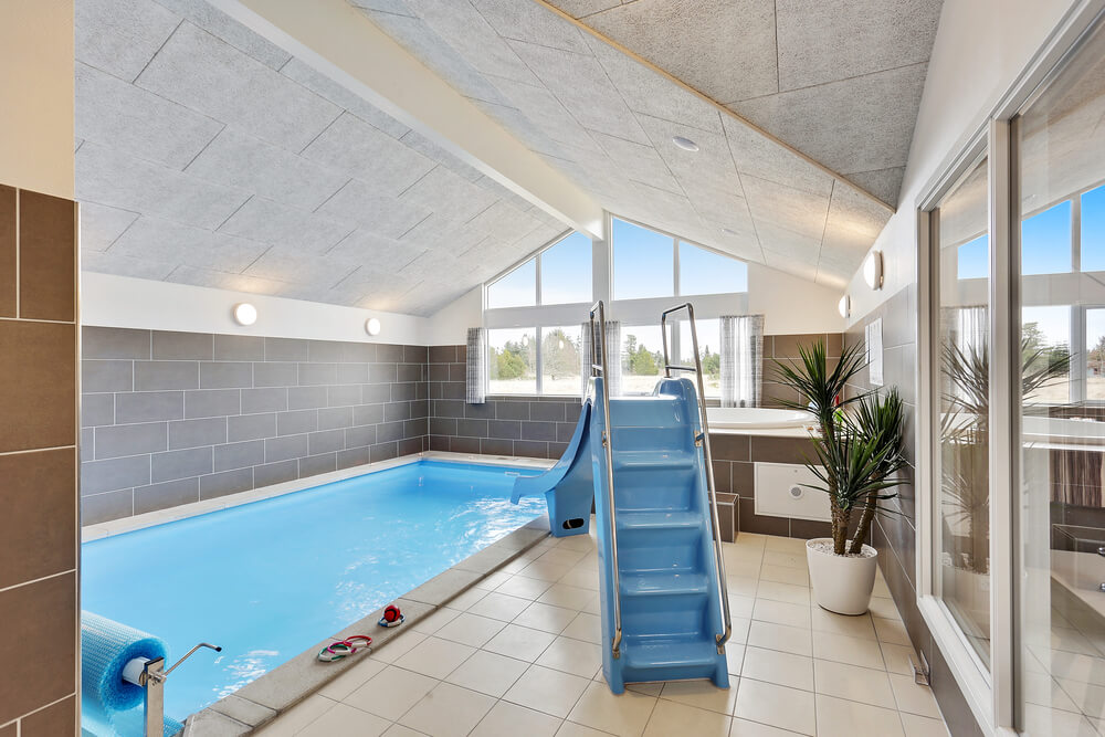 Hüpft im Luxusferienhaus Nr. 408 in Nordjütland in den Pool.