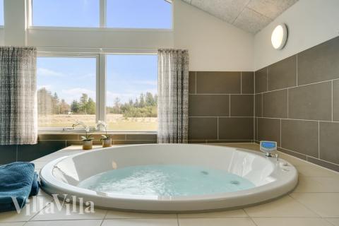 Genießen Sie den warmen Whirlpool im Luxusferienhaus Nr. 408 in Nordjütland