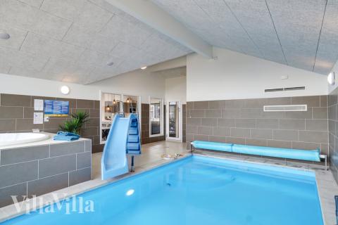 Das Ferienhaus 408 hat einen schicken Poolbereich mit Wasserrutsche, einem geräumigen, eingelassenen Whirlpool und einer Sauna.