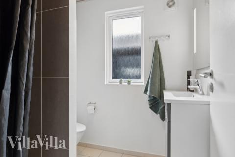 Eines der Badezimmer im Luxusferienhaus Nr. 408