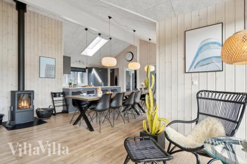 Die Couch im Luxusferienhaus Nr. 408 in Nordjütland lädt zu Gesellschaftsspielen oder zu Kinoabenden ein.