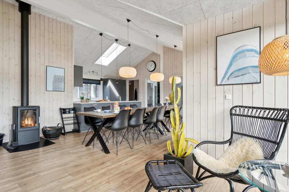 Die Couch im Luxusferienhaus Nr. 408 in Nordjütland lädt zu Gesellschaftsspielen oder zu Kinoabenden ein.