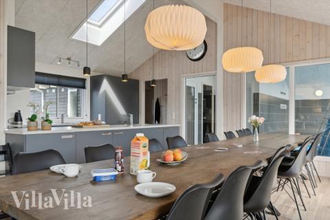 Der große, lichtdurchflutete Aufenthaltsraum im Luxusferienhaus Nr. 408 für 18.