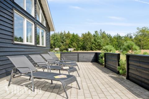 Auf der Terrasse des Ferienhauses Nr. 408 ist Platz für 18 Personen.