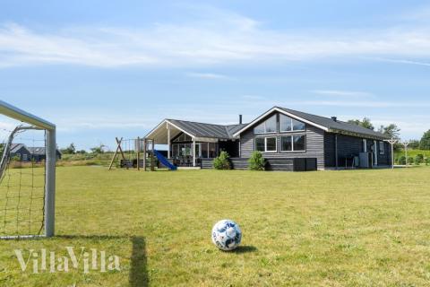 Zu dem attraktiven Ferienhaus Nr. 408 in Nordjütland gehört auch ein tolles Angebot im Außenbereich, z. B. Spieleturm und Schaukeln