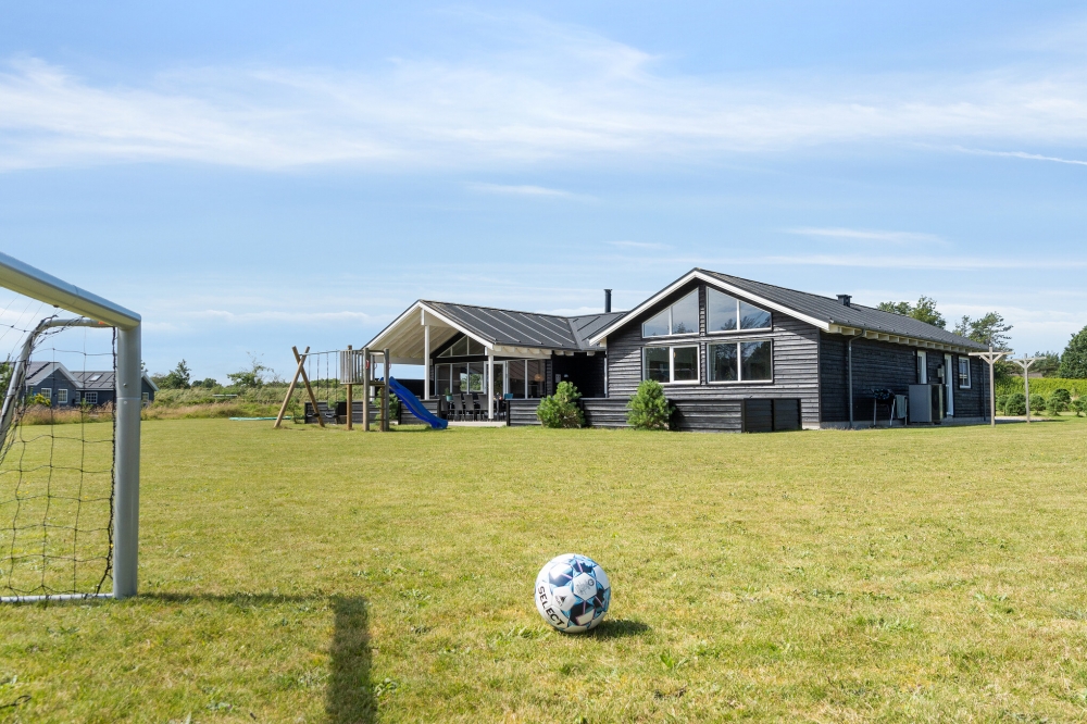 Zu dem attraktiven Ferienhaus Nr. 408 in Nordjütland gehört auch ein tolles Angebot im Außenbereich, z. B. Spieleturm und Schaukeln