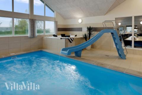 Das Ferienhaus 392 hat einen schicken Poolbereich mit Wasserrutsche, einem geräumigen, eingelassenen Whirlpool und einer Sauna.