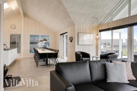 Der große, lichtdurchflutete Aufenthaltsraum im Luxusferienhaus Nr. 392 für 18.