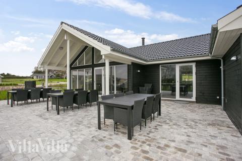 Das Luxusferienhaus Nr. 392 hat eine tolle Terrasse, die mit hochwertigen Gartenmöbeln für 18 Personen ausgestattet ist.