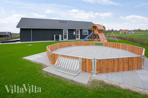 Zu dem attraktiven Ferienhaus Nr. 392 in Fünen und seine Inseln gehört auch ein tolles Angebot im Außenbereich, z. B. Spieleturm und Schaukeln