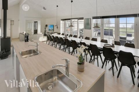 Der Aufenthaltsraum bietet Platz für 26 Personen, wenn ihr das Ferienhaus 415 in Fünen und seine Inseln besucht.