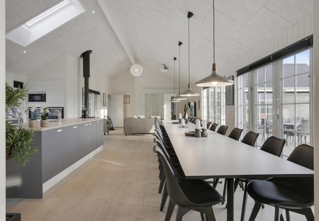 Der große, lichtdurchflutete Aufenthaltsraum im Luxusferienhaus Nr. 415 für 26.