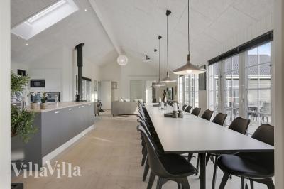 Der große, lichtdurchflutete Aufenthaltsraum im Luxusferienhaus Nr. 415 für 26.