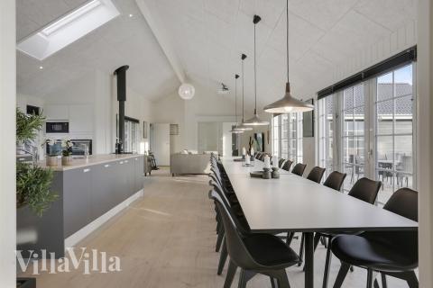 Der große, lichtdurchflutete Aufenthaltsraum im Luxusferienhaus Nr. 415 für 26.