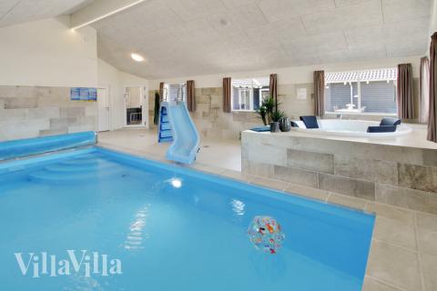 Das Ferienhaus 410 hat einen schicken Poolbereich mit Wasserrutsche, einem geräumigen, eingelassenen Whirlpool und einer Sauna.