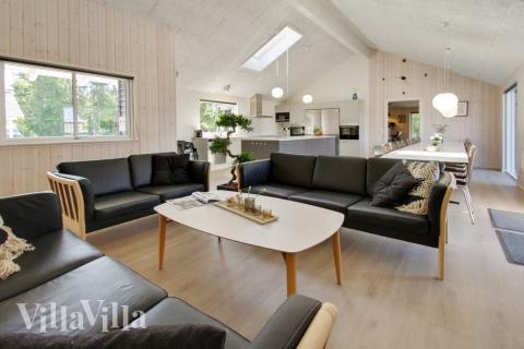 Der große, lichtdurchflutete Aufenthaltsraum im Luxusferienhaus Nr. 410 für 20.