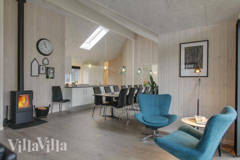 Der große, lichtdurchflutete Aufenthaltsraum im Luxusferienhaus Nr. 409 für 18.