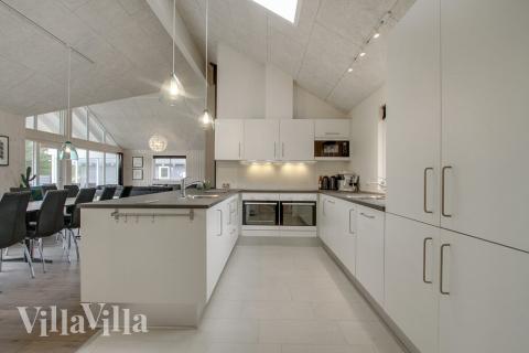 Die Küche in dem Luxusferienhaus Nr. 409 ist so gut ausgestattet, dass man problemlos Mahlzeiten für 18 Personen zubereiten kann.