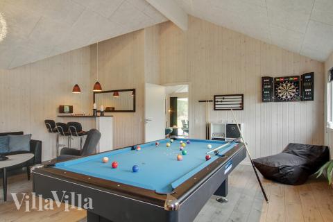 Neben den vielen schönen Stunden, die man im Poolbereich des Hauses verbringen kann, bietet das Luxusferienhaus 409 auch Spielevergnügen bei Billard/Tischtennis und Darts