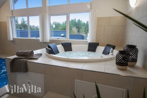 Genießen Sie den warmen Whirlpool im Luxusferienhaus Nr. 409 in Westjütland