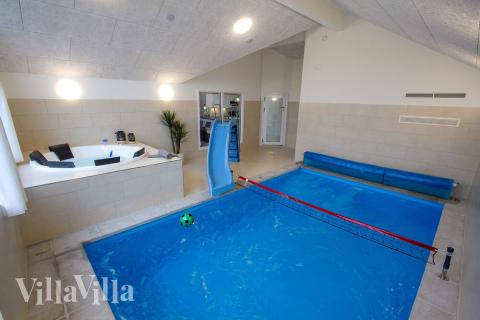 Das Ferienhaus 409 hat einen schicken Poolbereich mit Wasserrutsche, einem geräumigen, eingelassenen Whirlpool und einer Sauna.