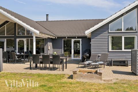 Zu dem attraktiven Ferienhaus Nr. 409 in Westjütland gehört auch ein tolles Angebot im Außenbereich, z. B. Spieleturm und Schaukeln