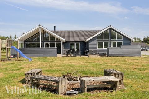 Dieses schöne Poolhaus Nr. 409 mit Platz für 18 Personen liegt in Westjütland