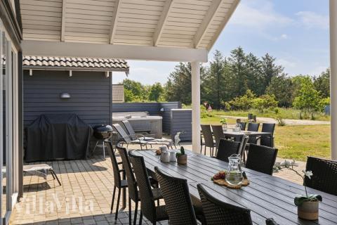 Genießen Sie einen Grillabend auf der Terrasse des Luxusferienhauses Nr. 409 in Westjütland