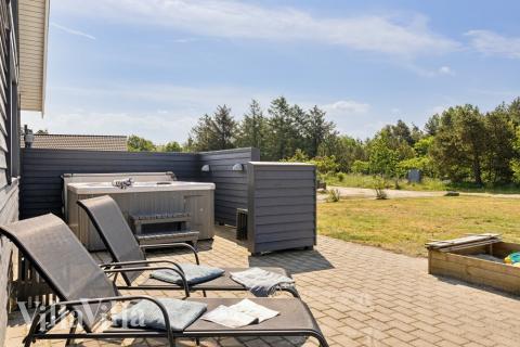 Auf der Terrasse des Ferienhauses Nr. 409 ist Platz für 18 Personen.