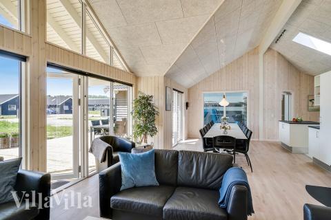 Der große, lichtdurchflutete Aufenthaltsraum im Luxusferienhaus Nr. 416 für 16.