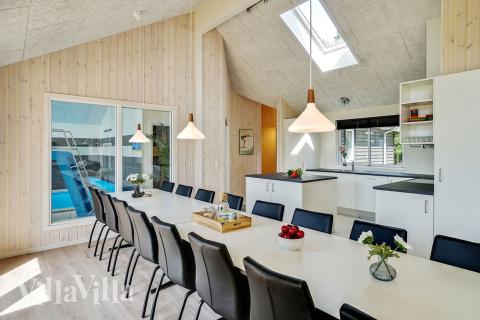 Der Aufenthaltsraum bietet Platz für 16 Personen, wenn ihr das Ferienhaus 416 in Nordseeland besucht.