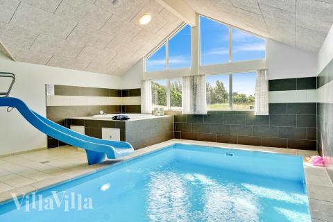 Das Ferienhaus 416 hat einen schicken Poolbereich mit Wasserrutsche, einem geräumigen, eingelassenen Whirlpool und einer Sauna.