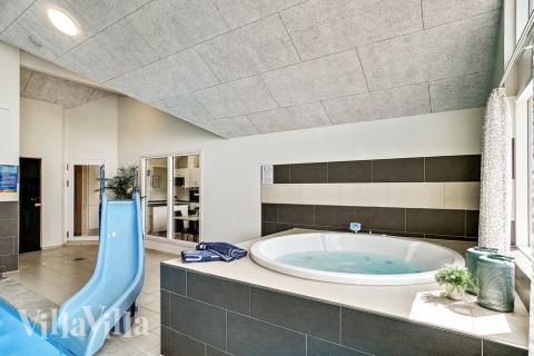 Genießen Sie den warmen Whirlpool im Luxusferienhaus Nr. 416 in Nordseeland