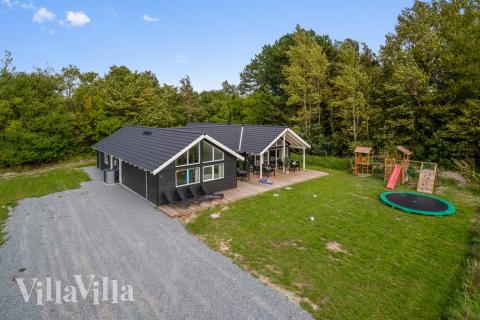 Zu dem attraktiven Ferienhaus Nr. 416 in Nordseeland gehört auch ein tolles Angebot im Außenbereich, z. B. Spieleturm und Schaukeln