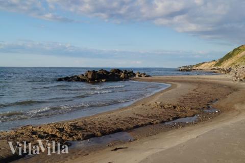 Der Strand in der Nähe von Luxusferienhaus Nr. 416 in Nordseeland lädt zum Spazierengehen ein.