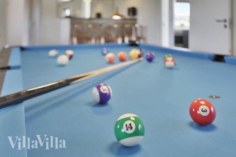 Aktivitätsraum im Luxusferienhaus Nr. 403 mit 9 Schlafzimmern und Platz für 24 Gäste.