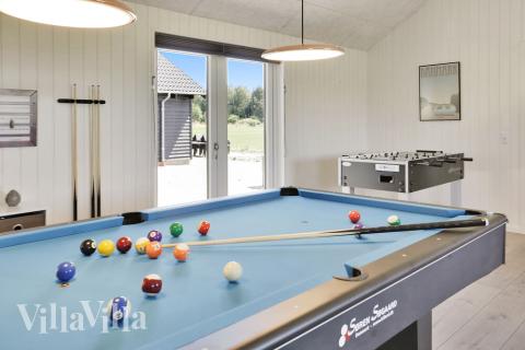 Das Luxusferienhaus 403 für 24 Personen hat einen großen Aktivitätsraum mit u. a. Billard und Darts