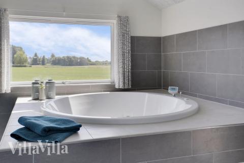 Genießen Sie den warmen Whirlpool im Luxusferienhaus Nr. 403 in Lolland/Falster/Mön