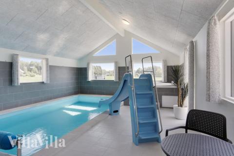 Das Ferienhaus 403 hat einen schicken Poolbereich mit Wasserrutsche, einem geräumigen, eingelassenen Whirlpool und einer Sauna.