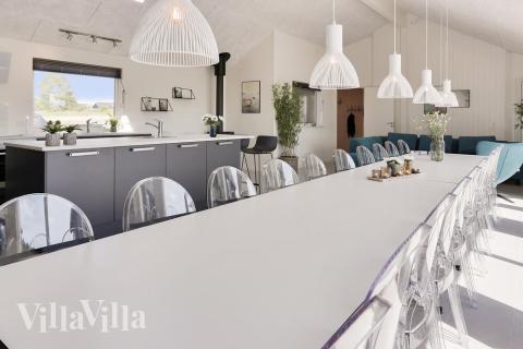 Der Aufenthaltsraum bietet Platz für 24 Personen, wenn ihr das Ferienhaus 403 in Lolland/Falster/Mön besucht.